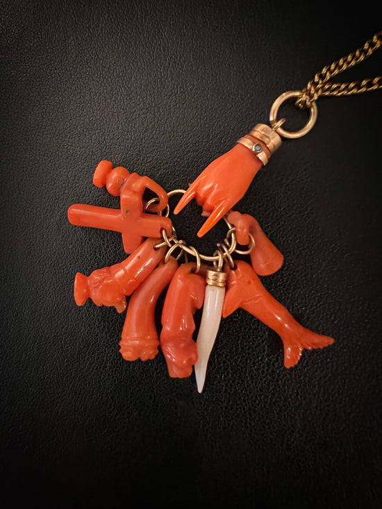 EARLY 19TH CENTURY CORAL MANO CORUNTO HAND PENDANT