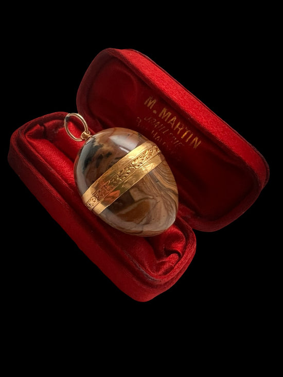 18TH CENTURY EGYPTIAN JASPER & AGATE EGG PENDANT