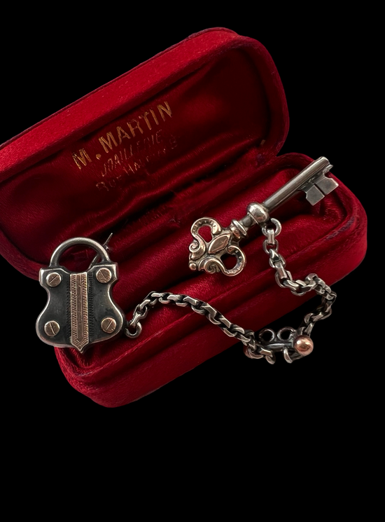 19TH CENTURY SILVER PADLOCK & KEY BROOCH