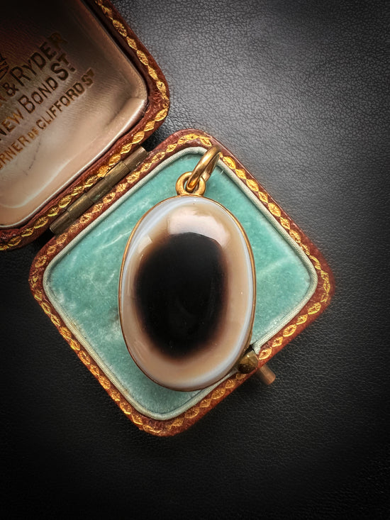 VICTORIAN BULLSEYE AGATE MOURNING LOCKET