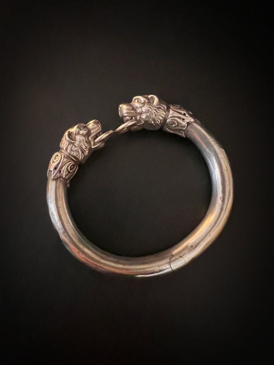 VICTORIAN DOUBLE LION HEAD BANGLE